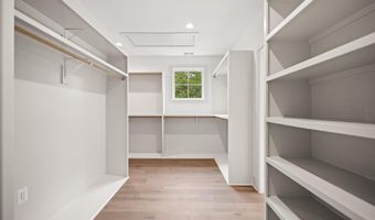 2133 N OAKLAND St, Arlington, VA 22207