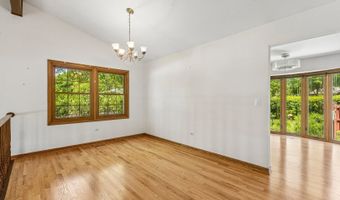 3051 N Huntington Dr, Arlington Heights, IL 60004