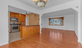 19 Spruce St, Beachwood, NJ 08722
