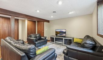 916 Whitney Dr, Apple Valley, MN 55124