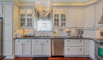 33 S Bay Ave, Amityville, NY 11701
