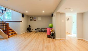 942 N MCKINLEY Rd, Arlington, VA 22205