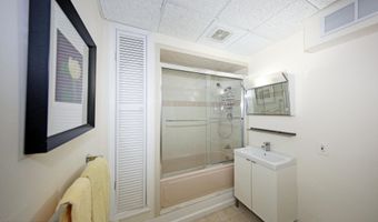 222 Red Hill Rd, Middletown, NJ 07748