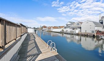 15 Hayes Rd, Amity Harbor, NY 11701