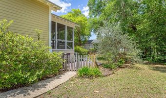 15 8th St, Apalachicola, FL 32320