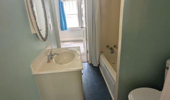 18 W Delta St, Aurora, MO 65605