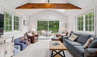 2 Winsome Lea Rd, Falmouth, ME 04105