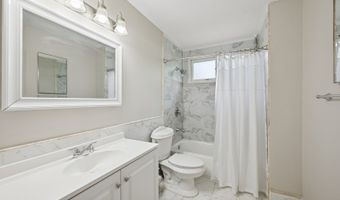 202 W Tanglewood Dr, Arlington Heights, IL 60004