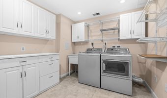 6645 MEDINAH Ln, Alexandria, VA 22312