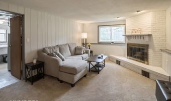 1942 Trail Ridge St, Arlington Heights, IL 60004