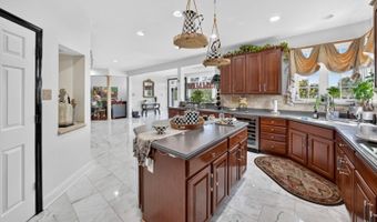 3 Surrey Way, Alexandria Twp., NJ 08867