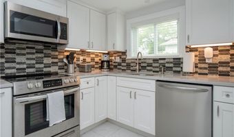 203 Fenner Ave 5, Middletown, RI 02842