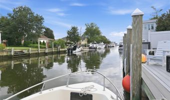 12 S Bay Ave, Amityville, NY 11701