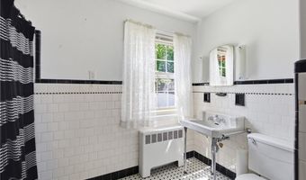 247 W Main Rd, Middletown, RI 02842