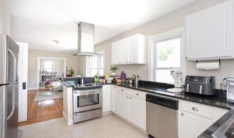 2 Bedlow Ave, Newport, RI 02840