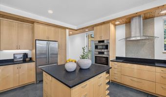 4061 Thornoaks Dr, Ann Arbor, MI 48104