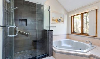 200 GREENTREE Cir, Aurora, OH 44202