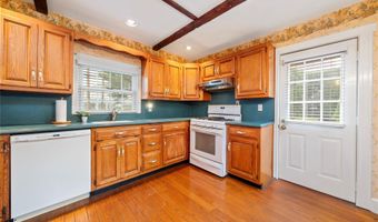 4 Coles Ave, Amityville, NY 11701