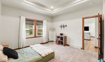 1001 S Moonlight Cir, Brandon, SD 57005