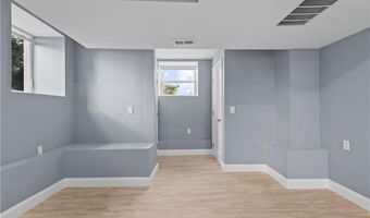 20 Summer St, Newport, RI 02840