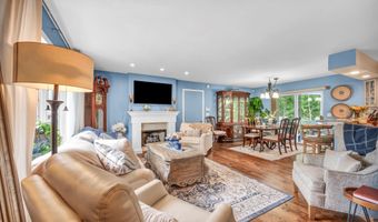 21 Lakeview Dr, Branford, CT 06405