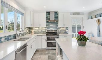 1 Delray Dr, Narragansett, RI 02882