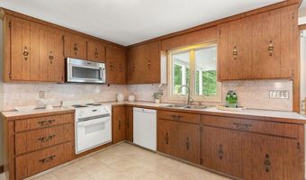 6 Lancaster Pl, Andover, MA 01810