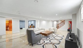 31 Edgemere Dr, Albertson, NY 11507