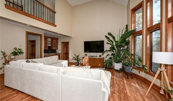 679 DEEP WOODS Dr, Aurora, OH 44202