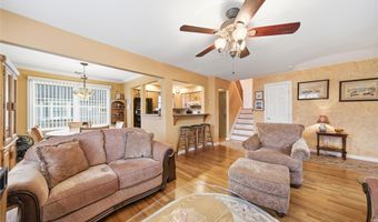 18 Gaylore Dr W, Amityville, NY 11701