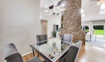 611 W Whiting Ln, Arlington Heights, IL 60004