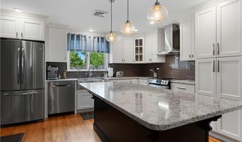 6 Varnum Ave, Bristol, RI 02809