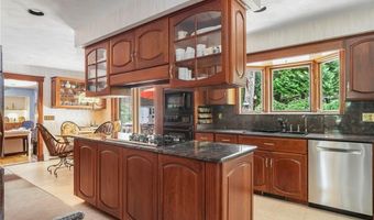10 Oak Hill Dr, Lincoln, RI 02865