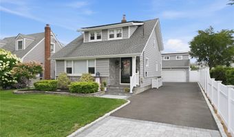 12 S Bay Ave, Amityville, NY 11701