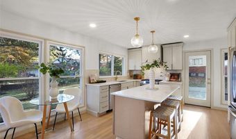 827 Woodruff Dr, Ballwin, MO 63011