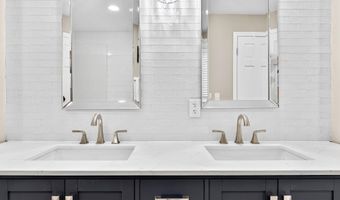 9 MEADOWBROOK Ln, Appleton, WI 54914