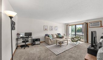 4 Pine Tree Dr 212, Arden Hills, MN 55112