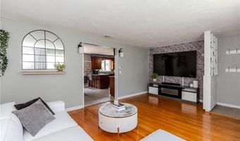 7 Oakcrest Dr, North Providence, RI 02904