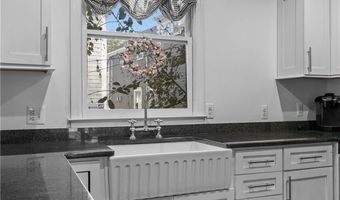 2 Lasalle Pl, Newport, RI 02840