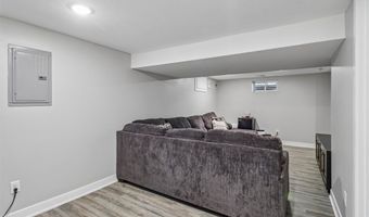 601 1st St E, Altoona, IA 50009