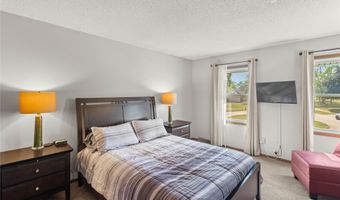 2242 Camelot Ct, Altoona, IA 50009