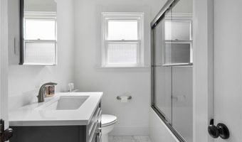 22 Bateman Ave, Newport, RI 02840