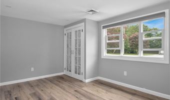 6 Sweeney Ln, Bristol, RI 02809