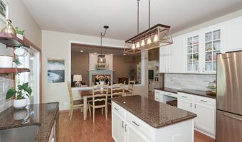 8 Hithergreen Ct, Algonquin, IL 60102