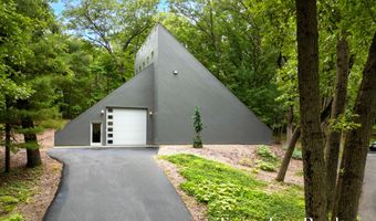 410 Greentree Ln NE, Ada, MI 49301