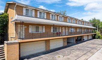 582 Treeside Dr, Akron, OH 44313