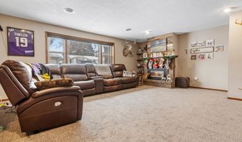 11 Linda Ln, Aberdeen, SD 57401