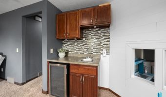 212 N Fairway Dr, Brandon, SD 57005