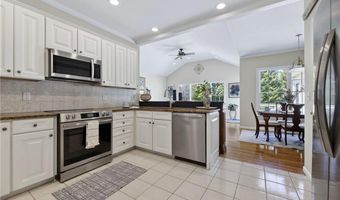 25 Southern View Dr, Narragansett, RI 02882
