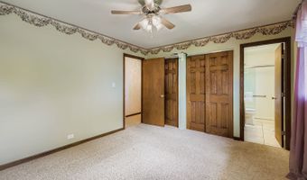 1410 W Lexington Dr, Arlington Heights, IL 60004